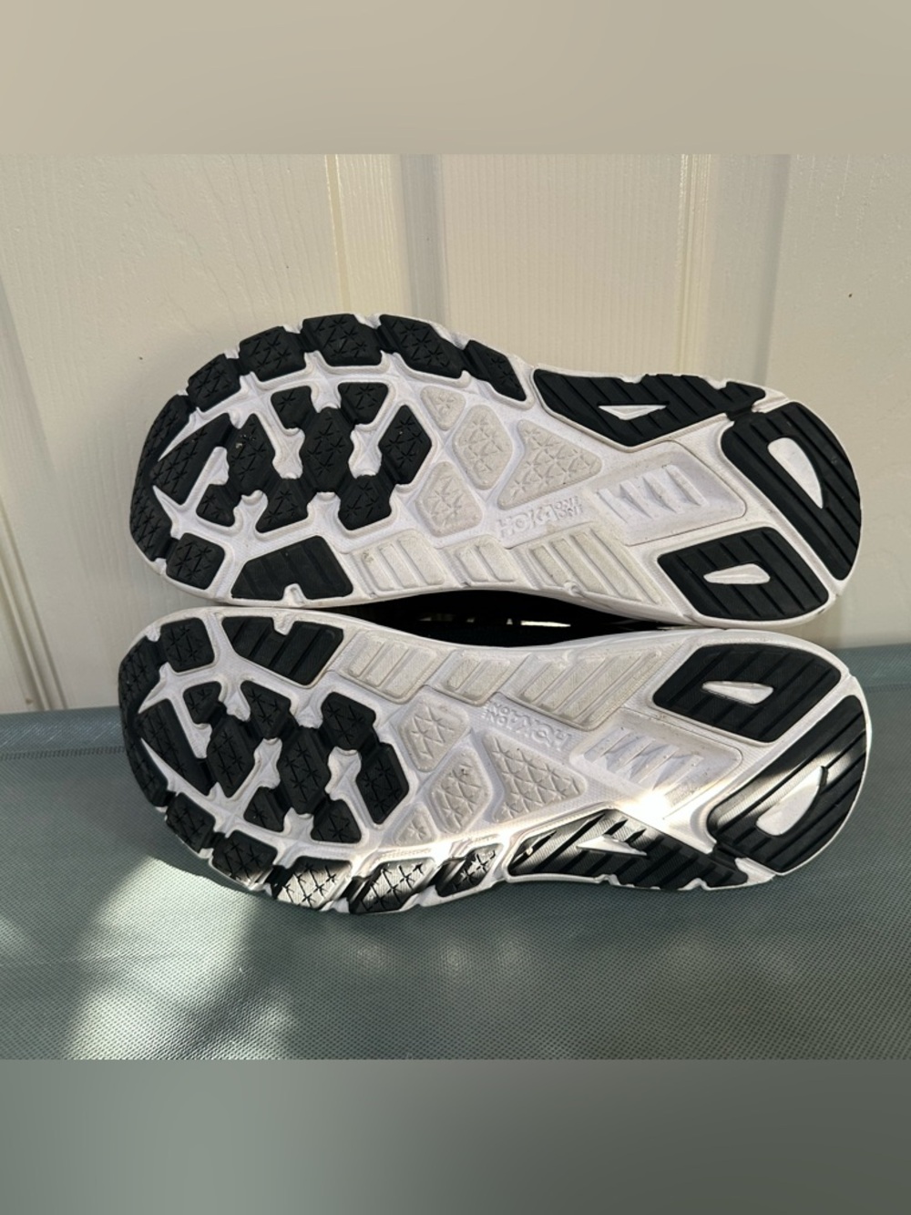 HOKA Arahi 7’s - Picture 2 of 4